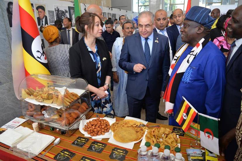 Mme Mansouri inaugure l'exposition sur les arts et les cultures d'Afrique