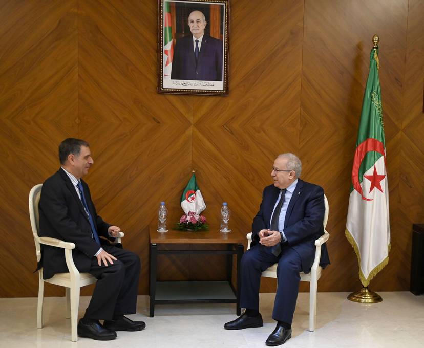 Minister Lamamra receives the new Ambassador of Chile to Algeria