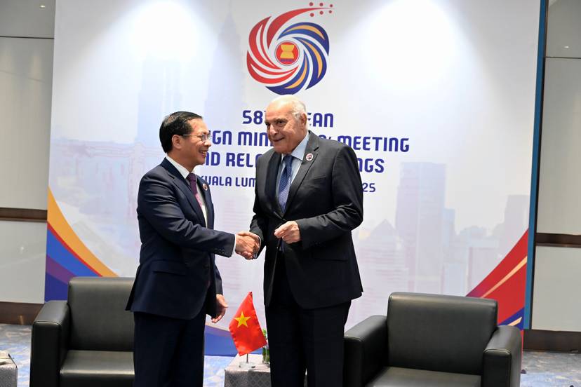 Mr.Attaf holds bilateral talks with his Vietnamese counterpart